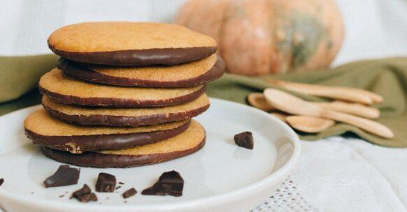 découvrez notre délicieuse recette de gâteau d'halloween, parfaite pour impressionner vos invités lors de vos célébrations. avec ses saveurs spooky et son décor festif, ce dessert fera frémir de plaisir vos amis et votre famille. préparez-vous à célébrer halloween avec une touche gourmande !