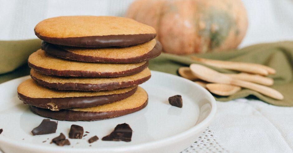 découvrez notre délicieuse recette de gâteau d'halloween, parfaite pour impressionner vos invités lors de vos célébrations. avec ses saveurs spooky et son décor festif, ce dessert fera frémir de plaisir vos amis et votre famille. préparez-vous à célébrer halloween avec une touche gourmande !