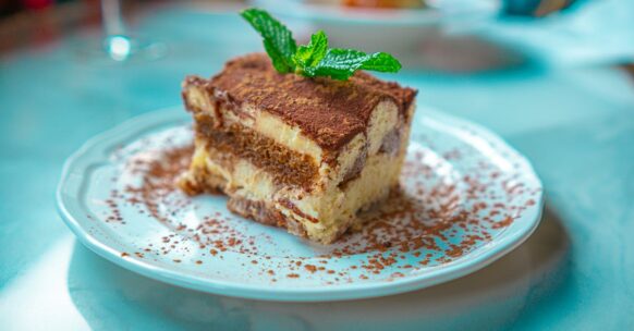 découvrez le tiramisu, un dessert italien délicieux à base de mascarpone, de café et de cacao. apprenez à préparer ce classique de la pâtisserie et régalez vos proches avec cette douceur crémeuse et savoureuse.
