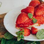 découvrez notre délicieuse tarte aux fraises sans cuisson ! facile à réaliser, cette recette combine une croûte croustillante et une garniture onctueuse à la fraise. idéale pour les chaudes journées d'été, elle ravira vos invités avec sa fraîcheur et ses saveurs fruitées.