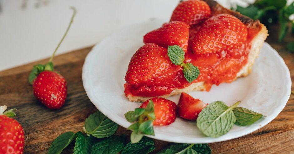 découvrez notre délicieuse tarte aux fraises sans cuisson ! facile à réaliser, cette recette combine une croûte croustillante et une garniture onctueuse à la fraise. idéale pour les chaudes journées d'été, elle ravira vos invités avec sa fraîcheur et ses saveurs fruitées.