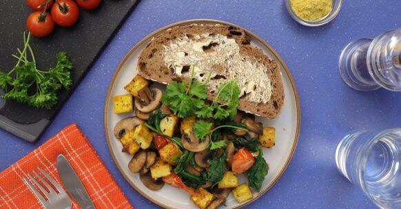 découvrez notre délicieuse recette de tarte aux champignons et épinards, alliant des saveurs savoureuses et une texture crémeuse. parfaite pour un repas léger ou un brunch, cette tarte végétarienne est facile à réaliser et ravira vos invités avec ses ingrédients frais et son croûte dorée.