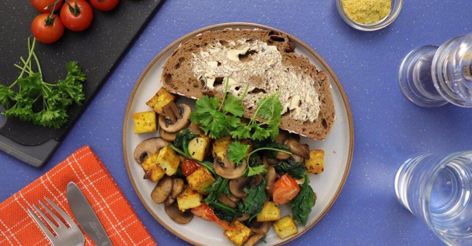 découvrez notre délicieuse recette de tarte aux champignons et épinards, alliant des saveurs savoureuses et une texture crémeuse. parfaite pour un repas léger ou un brunch, cette tarte végétarienne est facile à réaliser et ravira vos invités avec ses ingrédients frais et son croûte dorée.