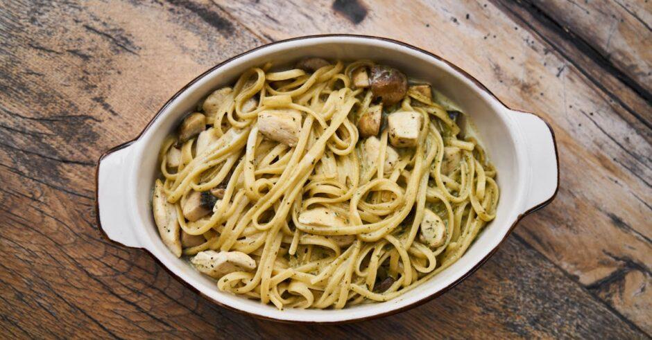 découvrez les délicieuses linguines, une pâte italienne incontournable, idéale pour accompagner vos sauces préférées ou pour sublimer vos plats de fruits de mer. savourez leur texture al dente et laissez-vous séduire par leurs multiples recettes!