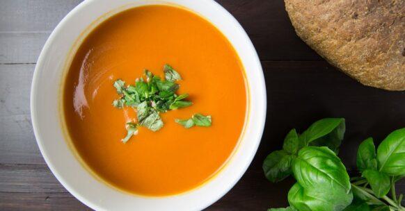 découvrez notre délicieuse recette de soupe détox, riche en légumes frais et en saveurs, idéale pour purifier votre organisme tout en régalant vos papilles. parfaite pour un repas léger ou une cure détox, elle saura vous apporter énergie et bien-être.