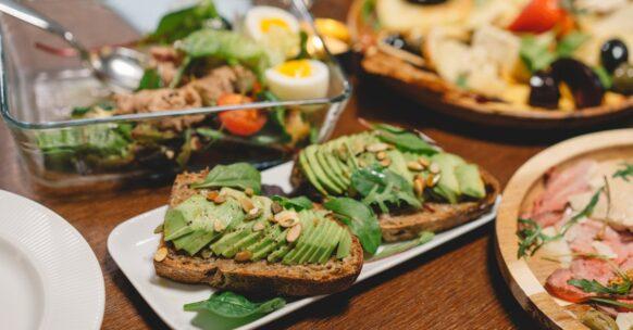 découvrez notre délicieuse recette d'avocado toast, un plat tendance alliant saveurs et bienfaits nutritionnels. parfait pour un petit-déjeuner sain ou un déjeuner léger, ce toast à l'avocat est garni d'ingrédients frais et savoureux. essayez-le dès maintenant pour une expérience gourmande et nourrissante !