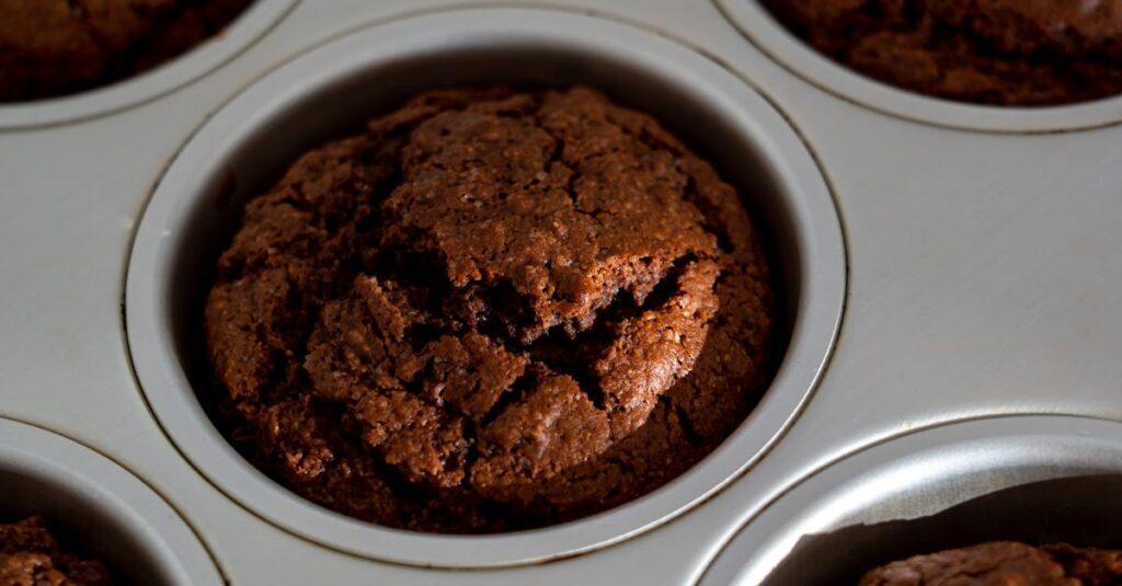 découvrez la délicieuse recette de cupcakes oreo, alliant la saveur emblématique des biscuits oreo et une texture moelleuse. parfait pour toutes les occasions, ces petites douceurs raviront les amoureux de chocolat et de vanille.