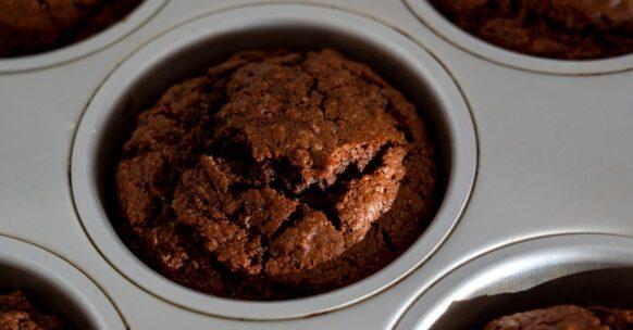 découvrez la délicieuse recette de cupcakes oreo, alliant la saveur emblématique des biscuits oreo et une texture moelleuse. parfait pour toutes les occasions, ces petites douceurs raviront les amoureux de chocolat et de vanille.