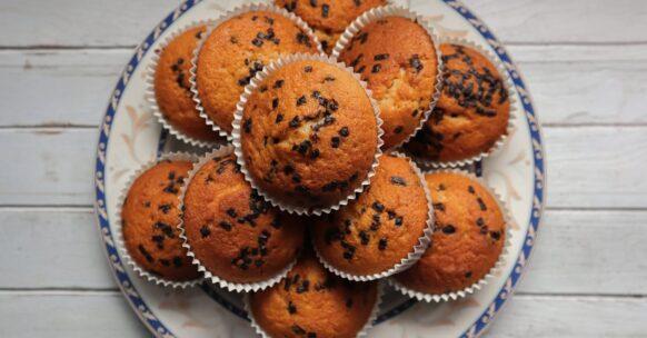 découvrez le plaisir irrésistible de nos muffins au double chocolat, alliant moelleux et intensité chocolatée. parfaits pour une pause gourmande ou un dessert réconfortant, ces délices raviront les amateurs de chocolat à chaque bouchée.