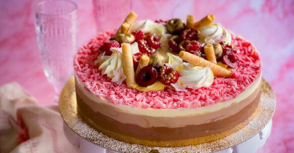 savourez l'alliance parfaite de la noix de coco, des framboises juteuses et du chocolat blanc crémeux. une expérience gourmande qui éveille vos sens et ravit vos papilles.