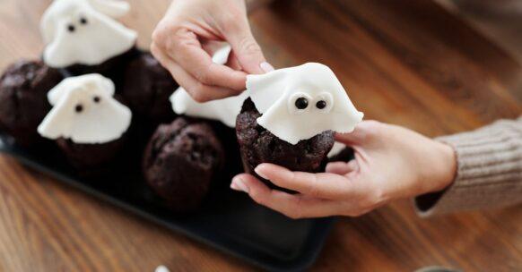 découvrez notre irrésistible chocolate fondant, un dessert au cœur fondant et au goût riche en chocolat. parfait pour satisfaire toutes vos envies sucrées, il ravira les amateurs de chocolat. à déguster chaud avec une boule de glace ou accompagné de fruits frais, ce délice fera fondre votre cœur !