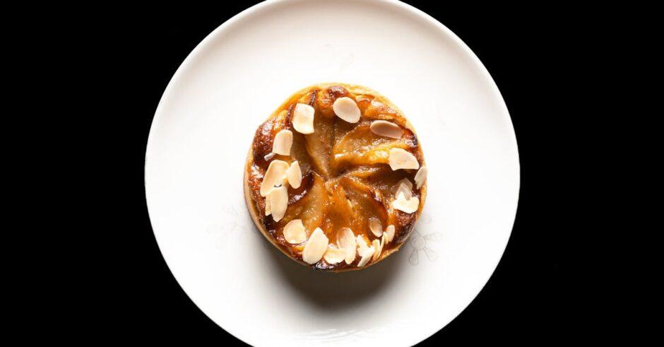 découvrez notre délicieuse tarte abricot-amande, un dessert irrésistible alliant la douceur des abricots juteux à la saveur délicate des amandes. parfaite pour une pause gourmande ou un festin partagé, cette tarte est un véritable régal qui ravira vos papilles.