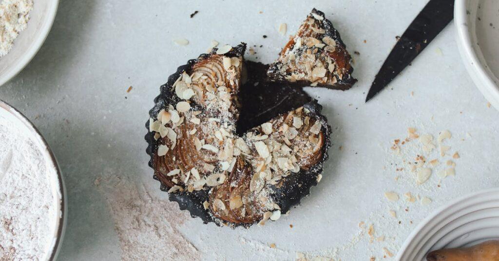 découvrez notre délicieuse tarte au chocolat et caramel, une alliance parfaite de saveurs riches et crémeuses. idéale pour les amateurs de douceurs, cette gourmandise saura ravir vos papilles avec son croquant et sa douceur irrésistible.