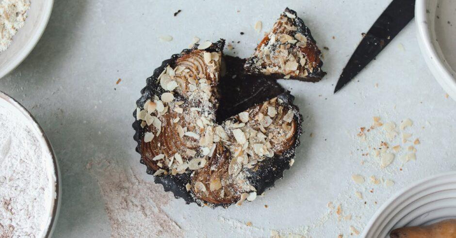 découvrez notre délicieuse tarte au chocolat et caramel, une alliance parfaite de saveurs riches et crémeuses. idéale pour les amateurs de douceurs, cette gourmandise saura ravir vos papilles avec son croquant et sa douceur irrésistible.