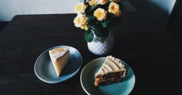 découvrez notre délicieuse recette de carrot cake, un gâteau moelleux et épicé aux carottes, garni d'un crémeux au fromage frais. parfait pour les gourmands en quête d'une douceur originale et savoureuse, ce dessert régalera vos papilles à chaque bouchée.
