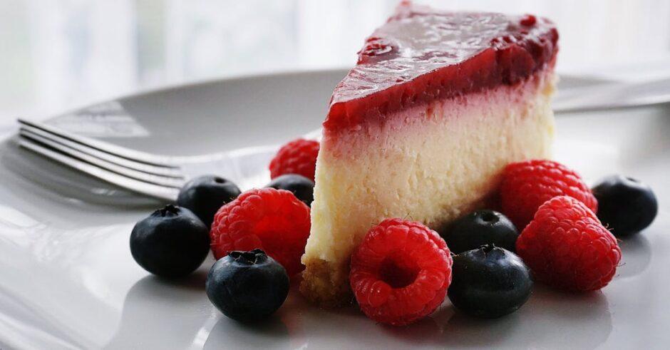 découvrez notre irrésistible gâteau aux fraises, un délice sucré alliant la fraîcheur des fraises juteuses à une texture moelleuse. parfait pour toutes les occasions, ce dessert savoureux ajoutera une touche fruitée à vos célébrations.