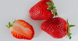 savourez un délicieux mille-feuille aux fraises, une harmonie de couches croustillantes, de crème pâtissière onctueuse et de fraises fraîches. idéal pour une douceur gourmande lors de vos repas. découvrez notre recette incontournable et régalez vos papilles !