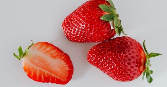 savourez un délicieux mille-feuille aux fraises, une harmonie de couches croustillantes, de crème pâtissière onctueuse et de fraises fraîches. idéal pour une douceur gourmande lors de vos repas. découvrez notre recette incontournable et régalez vos papilles !