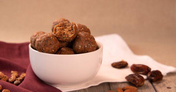 découvrez nos délicieuses energy balls, des bouchées saines et nutritives parfaites pour un regain d'énergie à tout moment de la journée. fabriquées à base d'ingrédients naturels, elles sont idéales pour les en-cas, les collations post-entraînement ou simplement pour satisfaire vos envies gourmandes. essayez-les dès maintenant !