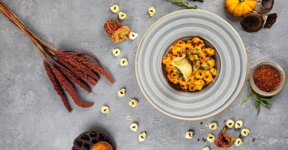 découvrez le délice des tortellini : ces pâtes farcies originaires d'italie, pleines de saveurs et de tradition. que ce soit en sauce, en soupe ou en salade, les tortellini apportent une touche gourmande à vos repas. apprenez comment les préparer et explorez des recettes variées pour régaler vos convives.