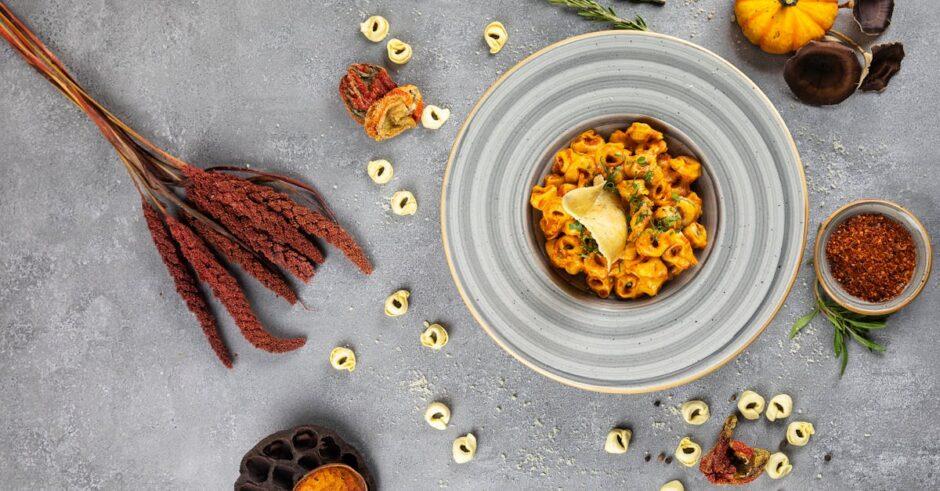 découvrez le délice des tortellini : ces pâtes farcies originaires d'italie, pleines de saveurs et de tradition. que ce soit en sauce, en soupe ou en salade, les tortellini apportent une touche gourmande à vos repas. apprenez comment les préparer et explorez des recettes variées pour régaler vos convives.