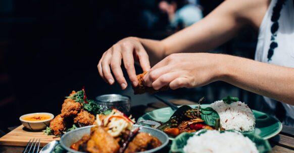 découvrez notre recette savoureuse de one pot chicken rice : un plat réconfortant et facile à préparer, alliant du poulet tendre, du riz parfumé et des légumes, le tout cuit dans une seule casserole pour un maximum de saveurs et un minimum de vaisselle.