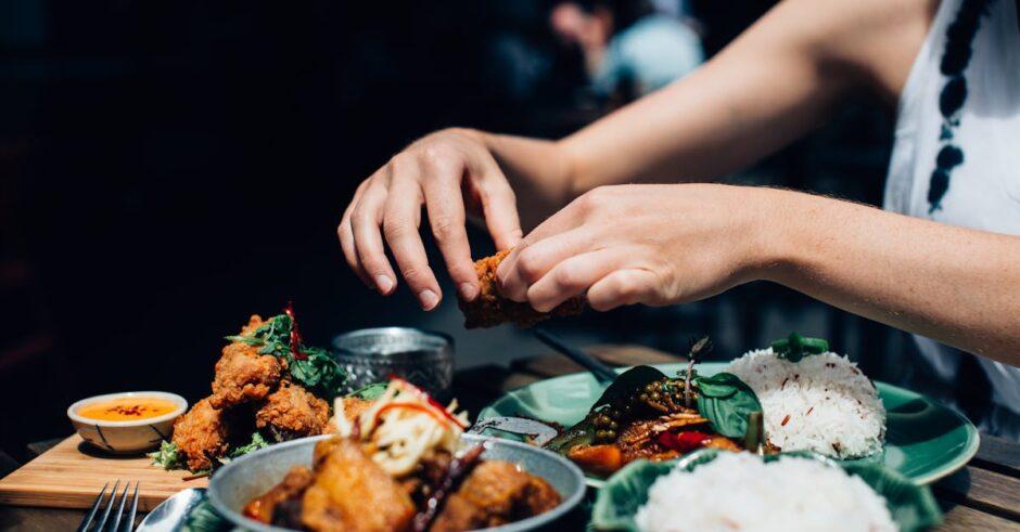 découvrez notre recette savoureuse de one pot chicken rice : un plat réconfortant et facile à préparer, alliant du poulet tendre, du riz parfumé et des légumes, le tout cuit dans une seule casserole pour un maximum de saveurs et un minimum de vaisselle.