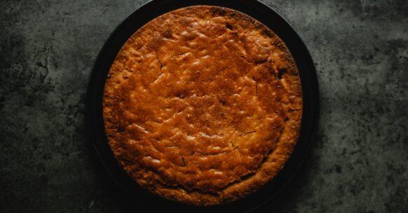 découvrez notre délicieuse recette de carrot cake, un gâteau moelleux à la carotte, subtilement épicé et recouvert d'un velouté au cream cheese. parfait pour les amateurs de douceurs réconfortantes et de saveurs authentiques, ce dessert ravira vos papilles lors de toutes vos occasions.