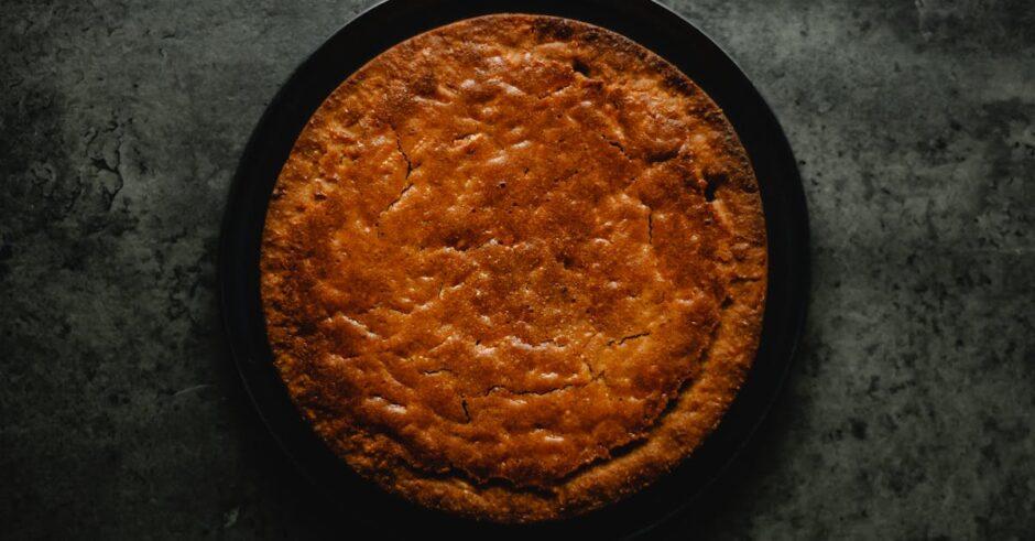 découvrez notre délicieuse recette de carrot cake, un gâteau moelleux à la carotte, subtilement épicé et recouvert d'un velouté au cream cheese. parfait pour les amateurs de douceurs réconfortantes et de saveurs authentiques, ce dessert ravira vos papilles lors de toutes vos occasions.