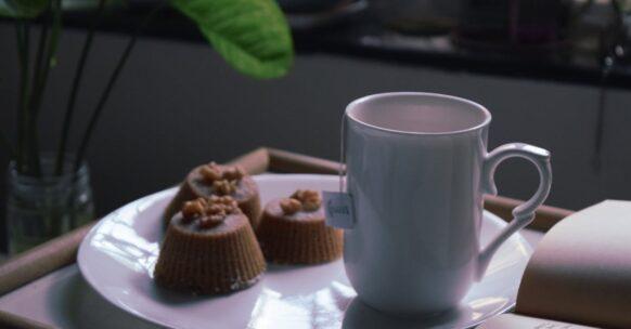 savourez un délicieux mug cake au chocolat, prêt en quelques minutes ! cette recette facile vous permet de préparer un gâteau moelleux et gourmand directement dans votre tasse. parfait pour une envie de douceur rapide et réconfortante.
