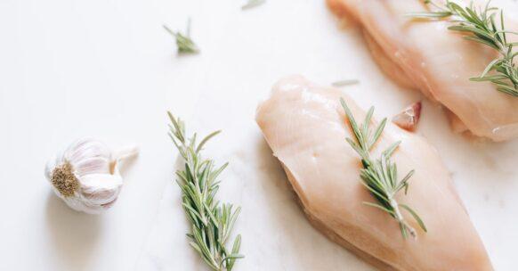 découvrez une délicieuse recette de poulet vietnamien, alliant saveurs authentiques et ingrédients frais. apprenez à préparer ce plat savoureux qui séduira vos papilles et égayera vos repas. idéal pour une soirée en famille ou un dîner entre amis !