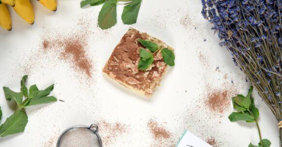 découvrez notre délicieux gâteau chocolat-bananes, une combinaison parfaite de douceur et de richesse. profitez d'une texture moelleuse et d'une saveur irrésistible qui saura combler tous les amateurs de chocolat et de bananes. idéal pour toutes les occasions, ce gâteau est un véritable délice à partager!