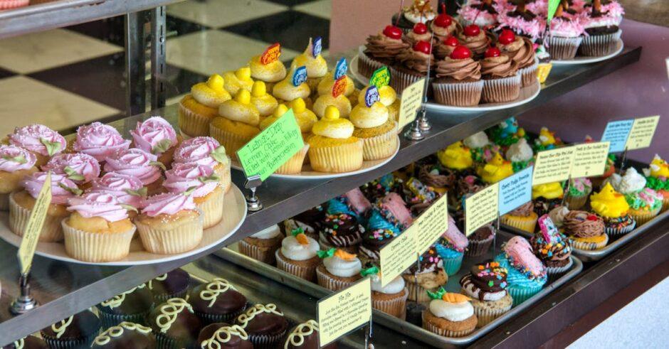 découvrez la douceur irrésistible de nos cupcakes au chocolat, des délices moelleux et riches en saveurs, parfaits pour toutes les occasions. offrez-vous une pause gourmande avec nos créations chocolatées faites maison, alliant qualité et plaisir.