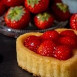 découvrez notre délicieux gâteau aux fraises, une véritable gourmandise aux saveurs estivales. élaboré avec des fraises fraîches et une génoise moelleuse, ce dessert est parfait pour toutes les occasions. laissez-vous séduire par sa texture légère et ses arômes fruités irrésistibles !