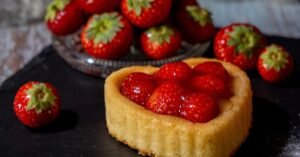 découvrez notre délicieux gâteau aux fraises, une véritable gourmandise aux saveurs estivales. élaboré avec des fraises fraîches et une génoise moelleuse, ce dessert est parfait pour toutes les occasions. laissez-vous séduire par sa texture légère et ses arômes fruités irrésistibles !
