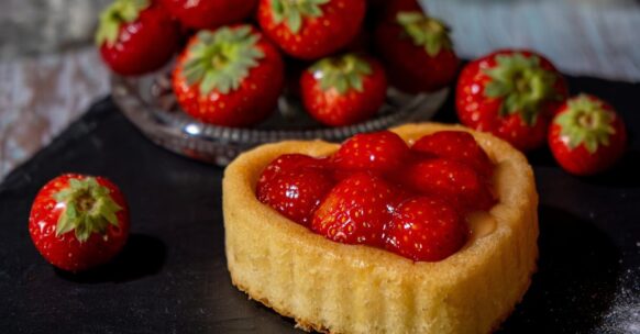 découvrez notre délicieux gâteau aux fraises, une véritable gourmandise aux saveurs estivales. élaboré avec des fraises fraîches et une génoise moelleuse, ce dessert est parfait pour toutes les occasions. laissez-vous séduire par sa texture légère et ses arômes fruités irrésistibles !