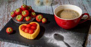 découvrez notre délicieuse tarte aux fraises sans cuisson, un dessert rafraîchissant et facile à réaliser. savourez la douceur des fraises fraîches sur une croûte croustillante, parfaite pour toutes les occasions!