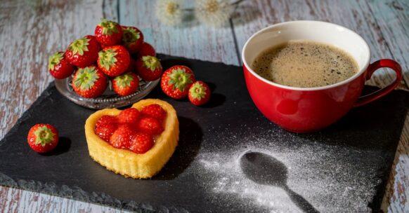 découvrez notre délicieuse tarte aux fraises sans cuisson, un dessert rafraîchissant et facile à réaliser. savourez la douceur des fraises fraîches sur une croûte croustillante, parfaite pour toutes les occasions!