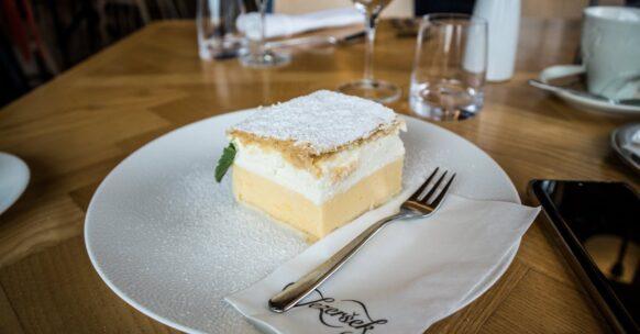 découvrez la douceur de la crème anglaise à la vanille, un délice onctueux et parfumé qui ravira vos papilles. idéal pour accompagner vos desserts ou savourer seul, ce classique de la pâtisserie saura séduire les amateurs de sucré.