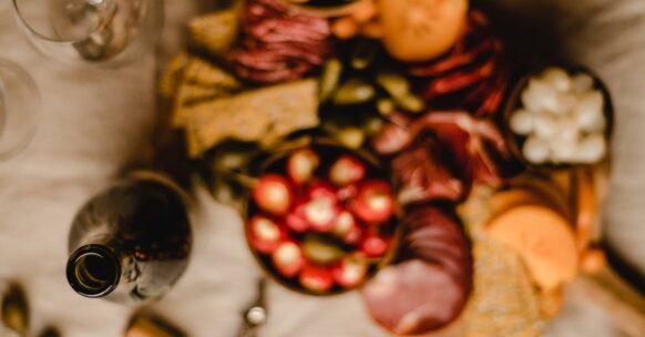 découvrez l'univers savoureux des tapas, ces délicieuses petites bouchées espagnoles qui allient tradition et créativité. parfaites pour partager entre amis ou en famille, explorez une variété de saveurs et recettes pour égayer vos apéros et dîners.