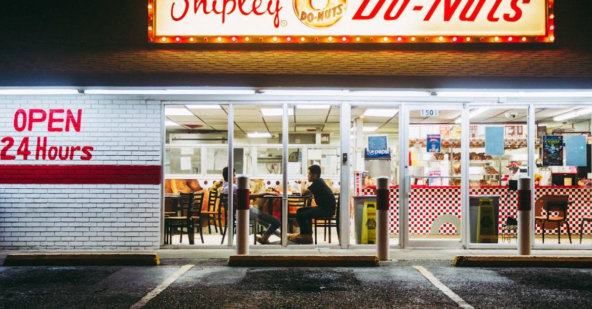 découvrez le délice des donuts américains : de savoureuses créations sucrées aux textures moelleuses, agrémentées de divers glaçages et garnitures. plongez dans un univers de saveurs et de couleurs qui ravira vos papilles!