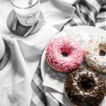 découvrez nos délicieux donuts américains, moelleux et décorés de glaces colorées. parfaits pour satisfaire toutes vos envies sucrées, ces douceurs emblématiques apportent une touche festive à chaque bouchée. essayez-les dès aujourd'hui!