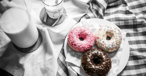 découvrez nos délicieux donuts américains, moelleux et décorés de glaces colorées. parfaits pour satisfaire toutes vos envies sucrées, ces douceurs emblématiques apportent une touche festive à chaque bouchée. essayez-les dès aujourd'hui!