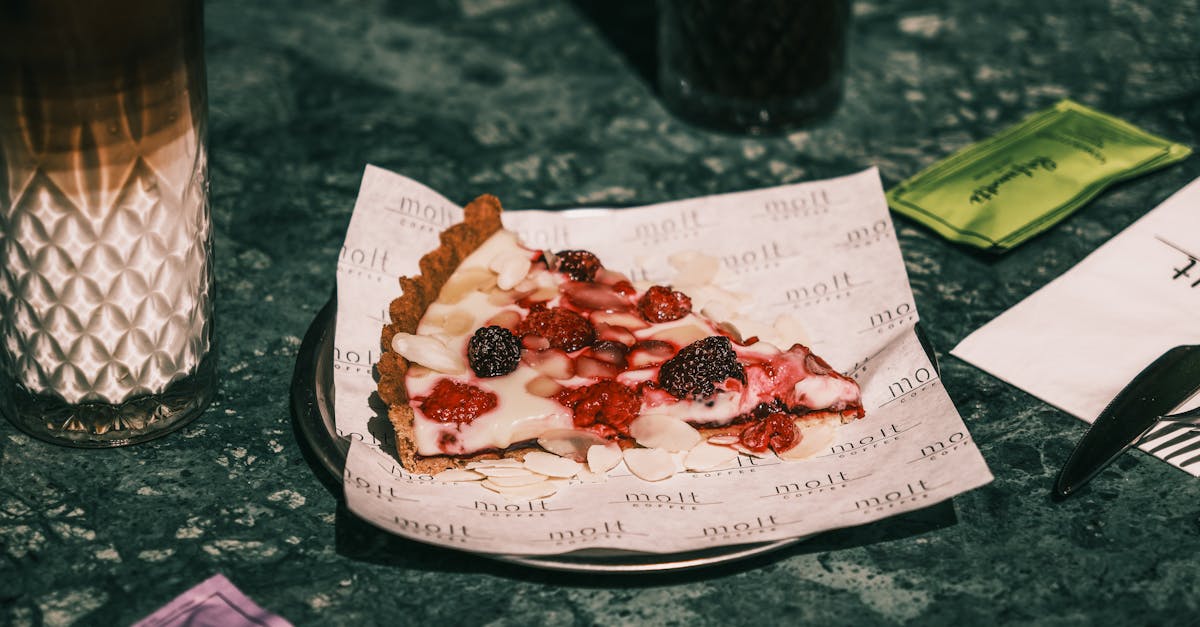 découvrez notre délicieuse tarte à l'abricot et aux amandes, une harmonie parfaite de saveurs sucrées et de textures croquantes. parfaite pour un dessert raffiné ou un goûter gourmand, cette recette met en valeur la douceur des abricots et le parfum des amandes, offrant un véritable délice à chaque bouchée.
