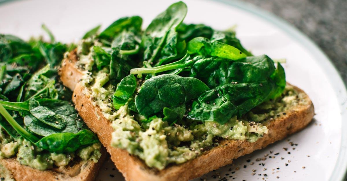 découvrez notre délicieuse recette d'avocado toast, un plat sain et tendance qui allie le crémeux de l'avocat à du pain croustillant. idéal pour un petit déjeuner nourrissant ou un déjeuner léger, garnissez-le à votre goût avec des ingrédients frais et savoureux.