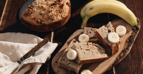 découvrez notre délicieuse recette de banana bread, un pain moelleux à la banane parfait pour le petit-déjeuner ou le goûter. facile à réaliser, cette gourmandise allie saveurs sucrées et texture fondante. idéal pour utiliser vos bananes mûres !