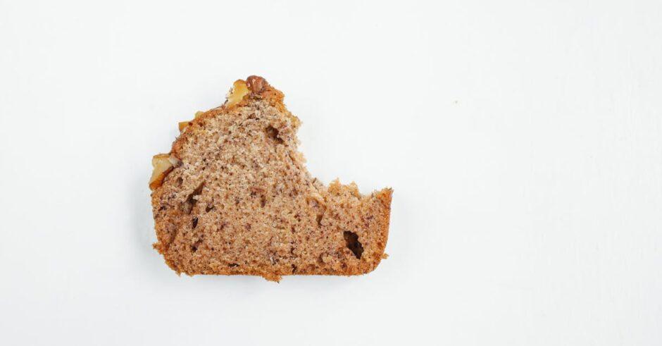 découvrez notre délicieuse recette de banana bread fait maison, moelleux et savoureux, parfait pour le petit-déjeuner ou une collation. facile à réaliser et idéal pour utiliser vos bananes bien mûres, ce pain à la banane saura ravir tous les gourmands !