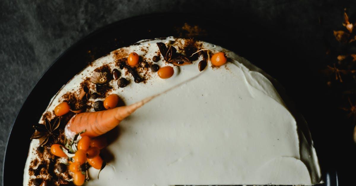 découvrez notre délicieux gâteau inversé à l'orange sanguine, une recette alliant la douceur des agrumes à la richesse d'une pâte moelleuse. parfait pour épater vos invités lors de vos desserts.