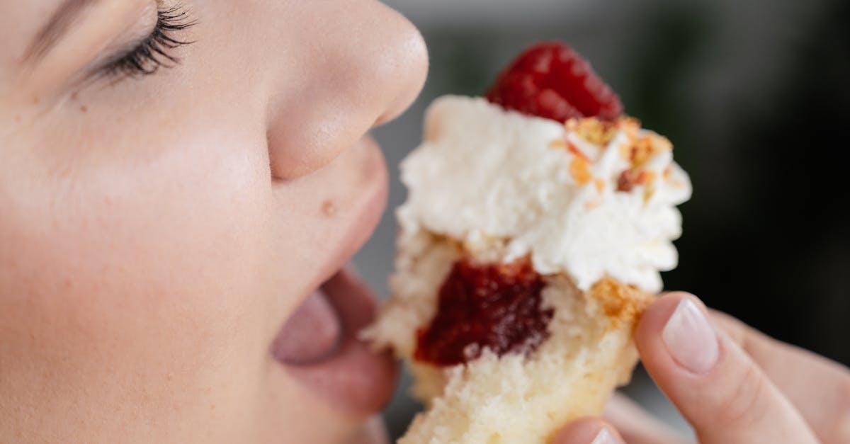 découvrez notre délicieux gâteau aux myrtilles avec un crumble croustillant. parfait pour une collation ou un dessert, ce gâteau allie la douceur des myrtilles fraîches à une texture irrésistiblement moelleuse. idéal pour accompagner votre thé ou café!