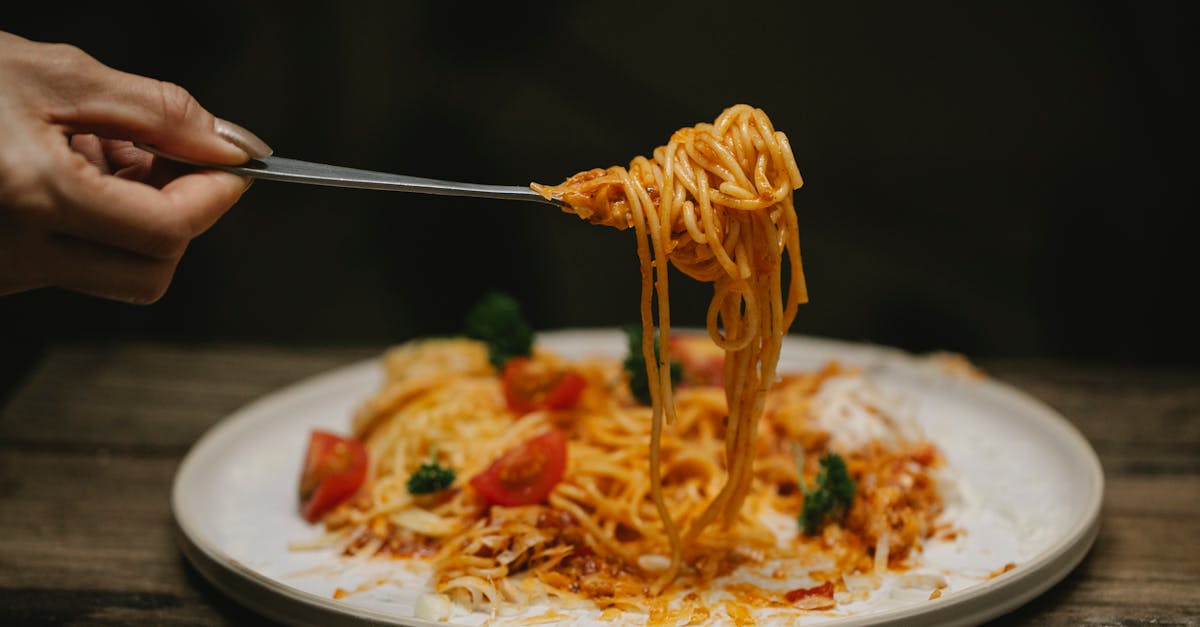 découvrez la recette authentique de la bolognaise, une sauce riche et savoureuse à base de viande hachée, tomates et épices. parfaite pour accompagner vos pâtes, elle ravira les amateurs de cuisine italienne.
